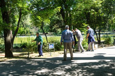 Parkın ve bahçelerin bakımı. Romanya 'nın Bükreş kentindeki Cismigiu Bahçelerini temizleyen belediye çalışanları, 2021