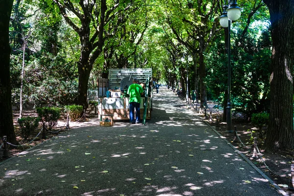 Közpark Kertek Karbantartása Városi Munkások Cismigiu Gardens Park Takarítása Bukarest — Stock Fotó