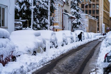 Mükemmel şekilli kar, sabahları karlı bir ortam. Kış konsepti, donmuş ve karla kaplı bir yer. Romanya 'nın Bükreş kentindeki Karlı Yol, 2021