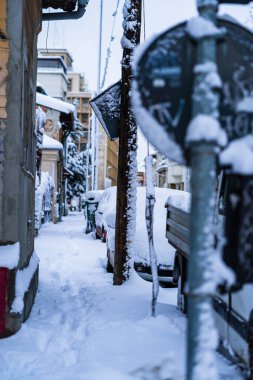 Mükemmel şekilli kar, sabahları karlı bir ortam. Kış konsepti, donmuş ve karla kaplı bir yer. Romanya 'nın Bükreş kentindeki Karlı Yol, 2021