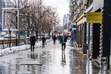 Romanya 'nın Bükreş kentinde soğuk bir kış gününde sokakta yürümek