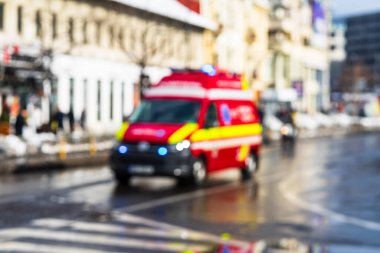 Bulanık trafik, sokak lambaları. Bulanık Bokeh trafiğini özetle