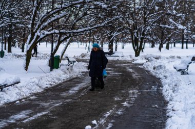 2021 'de Romanya' nın Bükreş kentinde karlı yolda yürüyorum. Sokakta kar, karlı yol, kış günü