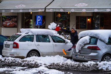 2021 Bükreş, Romanya 'daki otoparktan kar temizleyen adam