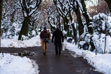 2021 'de Romanya' nın Bükreş kentinde karlı yolda yürüyorum. Sokakta kar, karlı yol, kış günü
