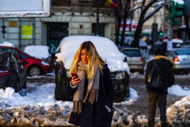 2021 'de Romanya' nın Bükreş kentinde karlı yolda yürüyorum. Sokakta kar, karlı yol, kış günü