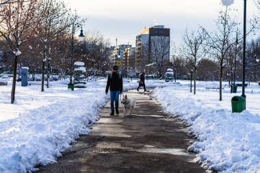 2021 'de Romanya' nın Bükreş kentinde karlı yolda yürüyorum. Sokakta kar, karlı yol, kış günü