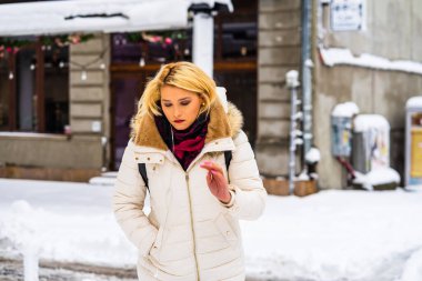 2021 'de Romanya' nın Bükreş kentinde karlı yolda yürüyorum. Sokakta kar, karlı yol, kış günü