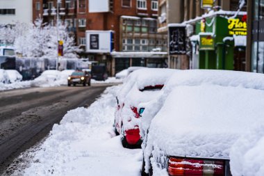 Mükemmel şekilli kar, sabahları karlı bir ortam. Kış konsepti, donmuş ve karla kaplı bir yer. Romanya 'nın Bükreş kentindeki Karlı Yol, 2021