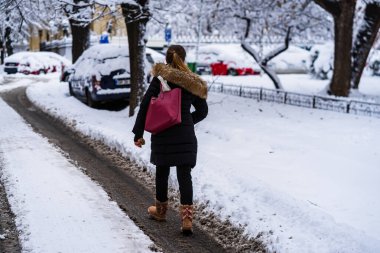 2021 'de Romanya' nın Bükreş kentinde karlı yolda yürüyorum. Sokakta kar, karlı yol, kış günü