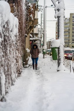 2021 'de Romanya' nın Bükreş kentinde karlı yolda yürüyorum. Sokakta kar, karlı yol, kış günü