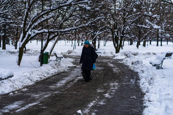 Spacer Śnieżnym Szlaku Bukareszcie Rumunia 2021 Śnieg Ulicach Śnieżna Droga — Zdjęcie stockowe