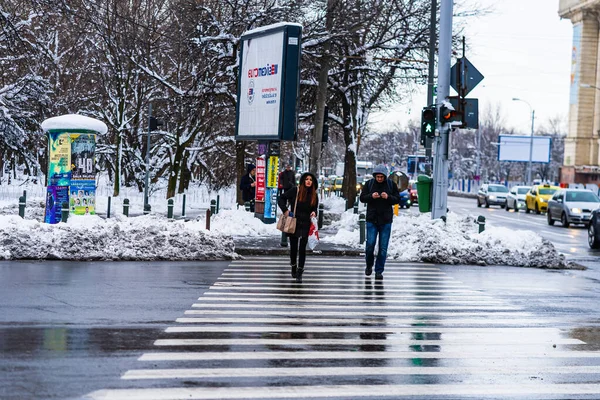 Люди Зимних Пальто Снежной Улице Бухаресте Румыния 2021 Год Холодный — стоковое фото