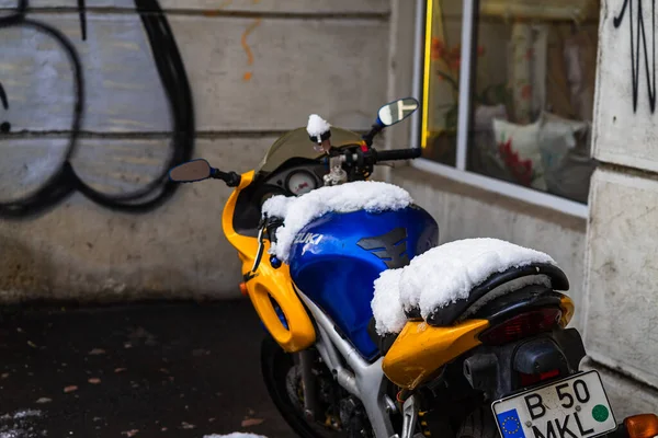 Época Inverno Neve Uma Motocicleta Estacionada Centro Bucareste Romani 2021 — Fotografia de Stock