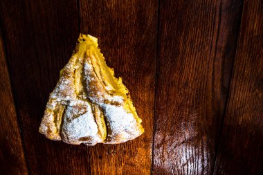 Kırsal ahşap masada tarçınlı dilimlenmiş elmalı turta.