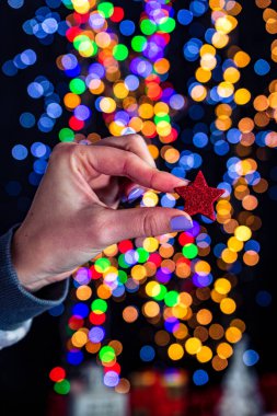 Arkaplanda bulanık ışıklarla izole edilmiş Noel yıldızı süslemeleri. Aralık sezonu, Noel kompozisyonu.