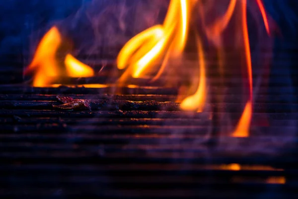 Leerer Heißer Holzkohlegrill Mit Heller Flamme — Stockfoto