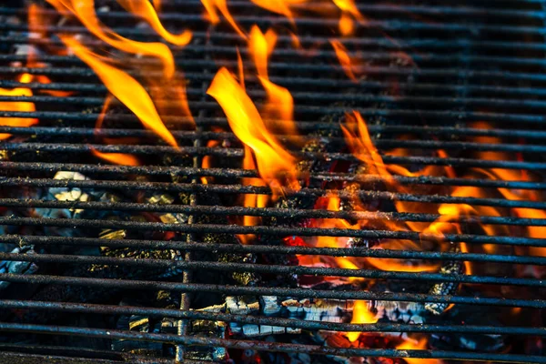 Töm Varm Träkol Grill Med Ljus Låga Varmförbränning Grill Utomhus — Stockfoto