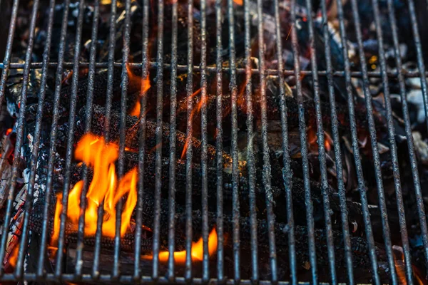 Pusty Grill Węglem Drzewnym Jasnym Płomieniem Hot Burning Grill Zewnątrz — Zdjęcie stockowe