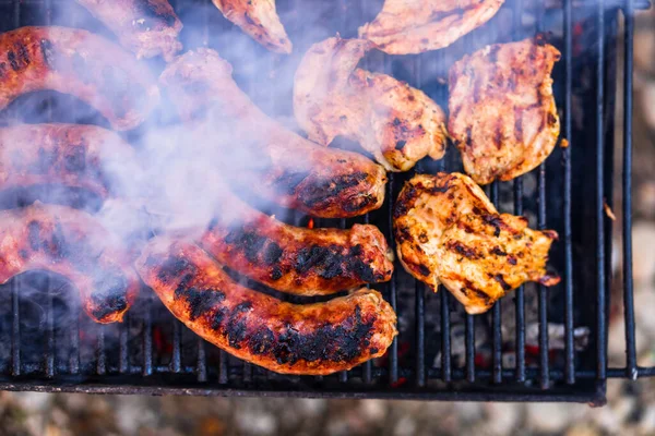 Asar Salchichas Chuletas Cerdo Parrilla Barbacoa Jardín —  Fotos de Stock