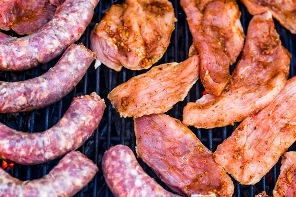 Griller Les Saucisses Les Côtelettes Porc Sur Barbecue Barbecue Dans — Photo