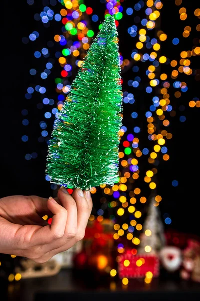 Hålla Jul Dekoration Mot Bokeh Ljus Bakgrund — Stockfoto