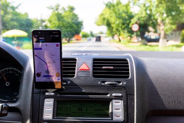 Araba gösterge paneli, Bükreş, Romanya, 2021 'de akıllı telefon üzerindeki waze haritaları uygulaması