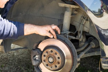 Romanya, Targoviste, 2021 'de bir arabanın frenleme ve onarım sistemi