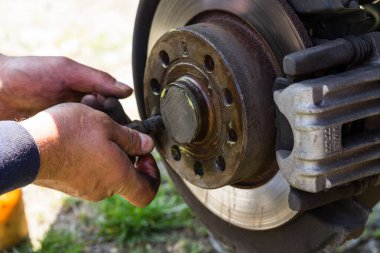 Romanya, Targoviste, 2021 'de bir arabanın frenleme ve onarım sistemi