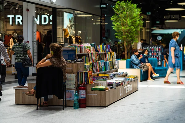 Pessoas Centro Comercial Alvenaria Targoviste Roménia 2021 — Fotografia de Stock