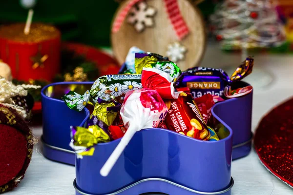 Süßigkeiten Unter Dem Weihnachtsbaum Weihnachtsdekoration Bukarest Rumänien 2022 — Stockfoto