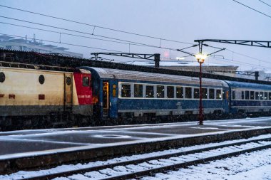 Kış treni manzarası. Bükreş, Romanya 'daki Kuzey Demiryolu İstasyonu (Gara de Nord Bucuresti) platformunda tren 2021