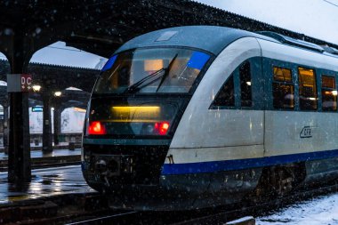 Kış treni manzarası. Bükreş, Romanya 'daki Kuzey Demiryolu İstasyonu (Gara de Nord Bucuresti) platformunda tren 2021