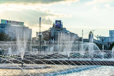 Bükreş şehir merkezindeki Unirii Meydanı 'ndaki çeşme. Bükreş, Romanya 'daki Unirii Bulvarı, 2021