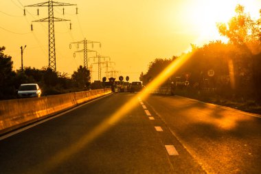 Trafiğin en yoğun olduğu saatte. Bükreş, Romanya, 2021 'de trafik sıkışıklığı, gün batımında yola çıkan arabalar