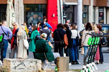 Romanya 'nın Bükreş ilçesinde 2021 yılında insanlar taşınıyor ve yayalar yürüyor