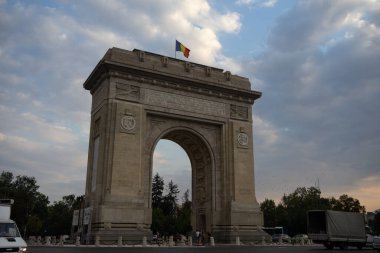 Romanya 'nın Bükreş kentindeki Zafer Kemeri' nde (Arcul de Triumf) trafik ve yoğun şehir trafiği, 2021