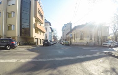 Bükreş, Romanya, 2021 'de trafik sıkışıklığı, kirlilik yok, sokaklar bomboş.