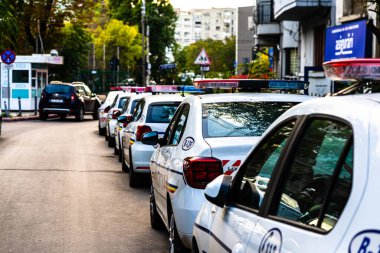 Romanya polisi (Politia Rutiera), Romanya 'nın Bükreş kentinde cadde boyunca park etmiş durumda.