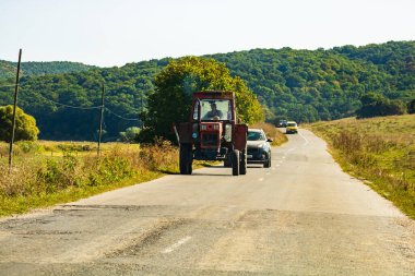 Romanya, Viscri 'de tarım traktörü yolda, 2021