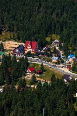 Romanya 'nın Bihor kentindeki bir dağ beldesinin yukarıdan görüntüsü, 2021