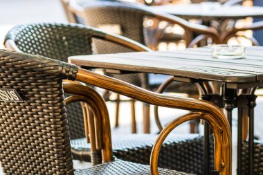 Yerel bir restoranda boş sandalyeli boş bir masayı kapat. Alba Iulia, Romanya, 2021