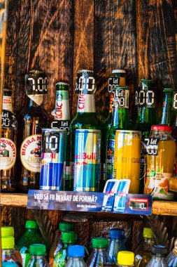 İçkiler, Romanya 'nın Alba Iulia kentindeki yerel sokak pazarında satılık ürünler, 2021