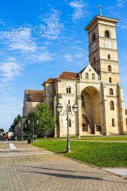 Romanya 'nın Alba Iulia kentindeki güneşli bir günde katolik katedralin manzarası, 2021