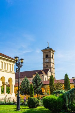 Romanya 'nın Alba Iulia kentindeki güneşli bir günde katolik katedralin manzarası, 2021
