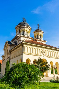 Romanya 'nın Alba Iulia kentinde güneşli bir günde Ortodoks Katedrali manzarası, 2021