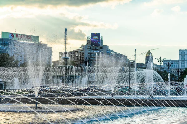 Bükreş şehir merkezindeki Unirii Meydanı 'ndaki çeşme. Bükreş, Romanya 'daki Unirii Bulvarı, 2021