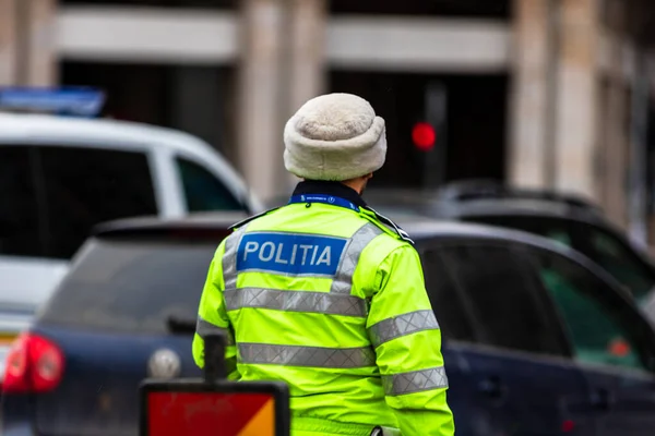 Agente Policía Policía Tráfico Rumana Politia Rutiera Dirigiendo Tráfico Durante —  Fotos de Stock