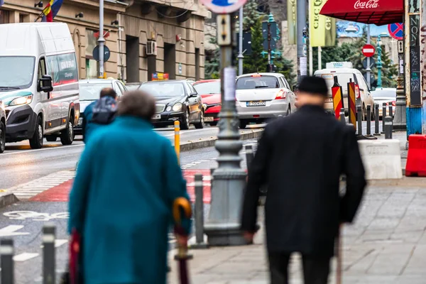 Personas Caminando Cruzando Calle Centro Bucarest Rumania 2021 — Foto de Stock