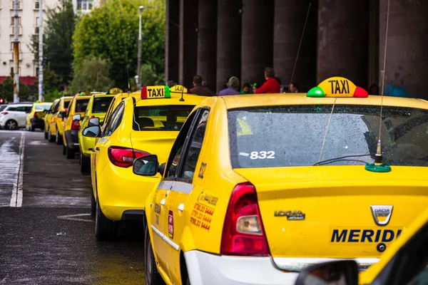 Autó Forgalomban Modern Városi Taxi Szolgáltatás Taxi Autók Taxiállomáson Fővárosban — Stock Fotó